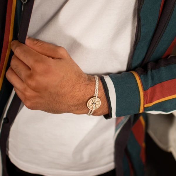 Bracelet bois l'aubier porté par un homme sur une chemise à larges rayures multicolore