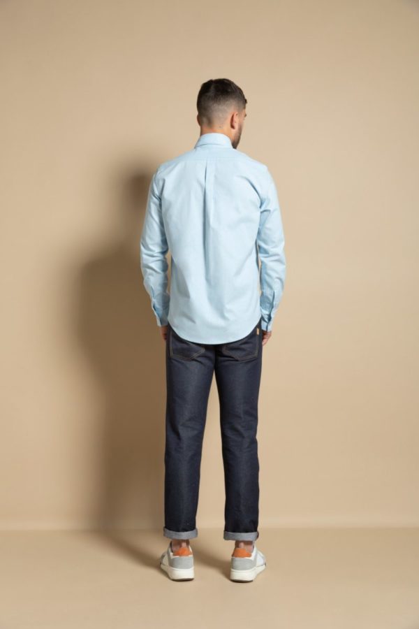 photo de dos du jeans homme brut demi-slim coton-lin porté par un mannequin vêtu d'une chemise bleu ciel