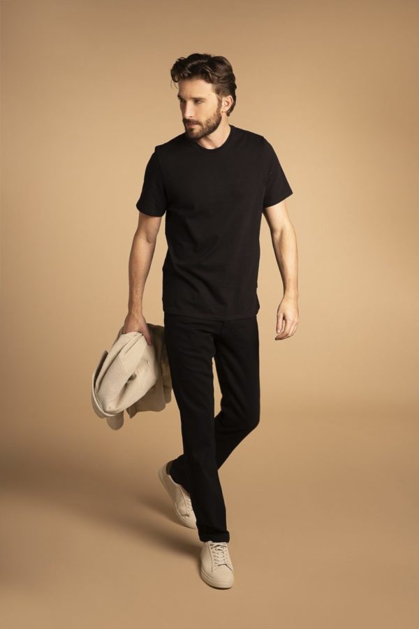 Photo en mouvement et de face d'une silhouette jean droit confort noir et T-Shirt manches courtes noir