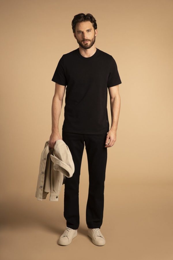 jeans homme droit confort ALBERT noir porté en silhouette avec un T-Shirt noir de face