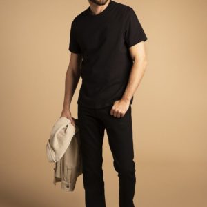 jeans homme droit confort ALBERT noir porté en silhouette avec un T-Shirt noir de face en mouvement