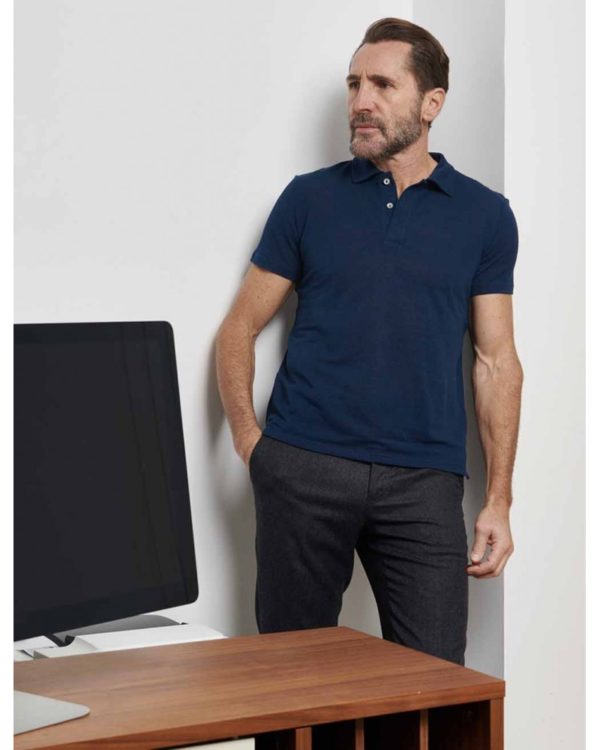 Photo porté du polo en lin marine par un homme dans un bureau avec un pantalon ville anthracite