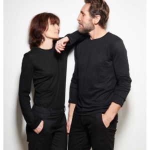 t-shirt lin manches longues LINTERPELANT noir porté par un couple. femme et homme porte le t-shirt lin at un pantalon noir