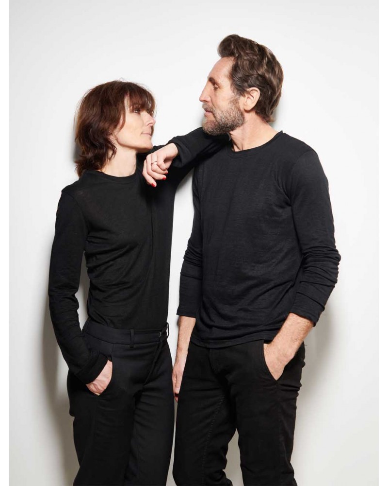t-shirt lin manches longues LINTERPELANT noir porté par un couple. femme et homme porte le t-shirt lin at un pantalon noir