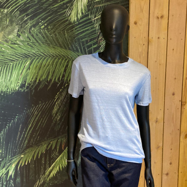 T-Shirt lin bleu ciel col rond manches courtes portez par un mannequin femme