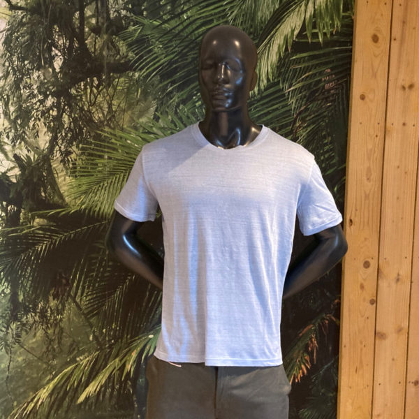 Photo d'un t-shirt lin col rond manches courtes bleu ciel porté sur un mannequin homme