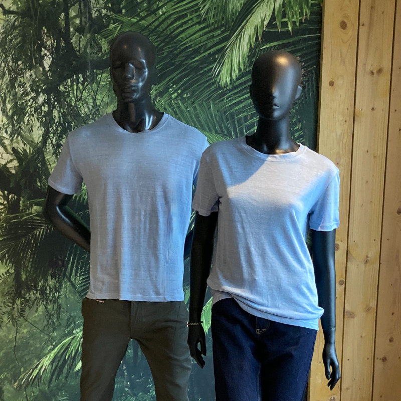 Photo de deux mannequins, un homme, une femme, portant le t-shirt en lin bleu ciel à manches courtes
