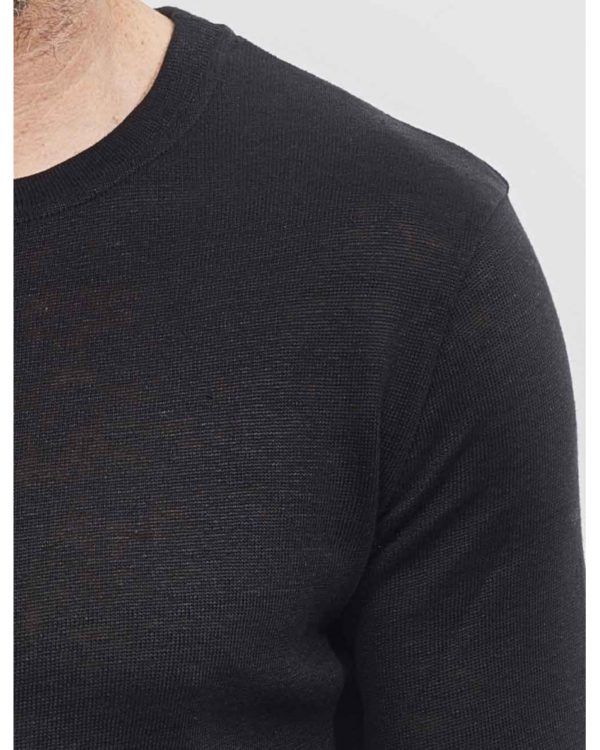Détail épaule du t-shirt lin LINTERPELANT noir porté