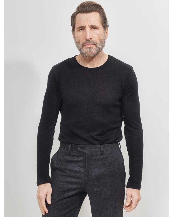 t-shirt lin manches longues LINTERPELANT noir sur un homme avec pantalon ville