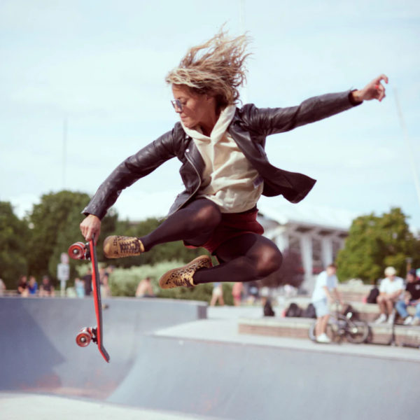 Collants 40 deniers ultra-résistants porté par une mannequin sautant en skate-board