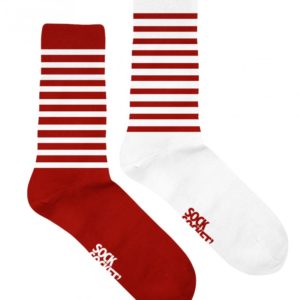 chaussettes Made in France dépareillées rayées blanc et rouge. Un pied blanc et Rouge, l'autre pied rouge et blanc