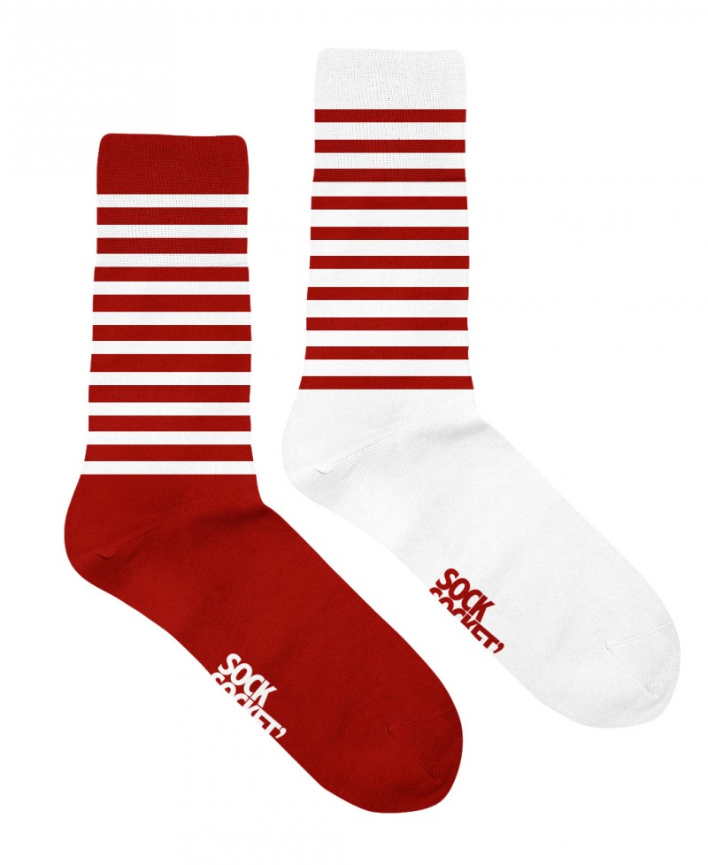 chaussettes Made in France dépareillées rayées blanc et rouge. Un pied blanc et Rouge, l'autre pied rouge et blanc