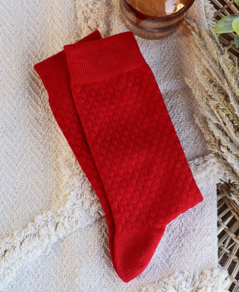 Paire de chaussettes Made in France unie rouge sur natte écru