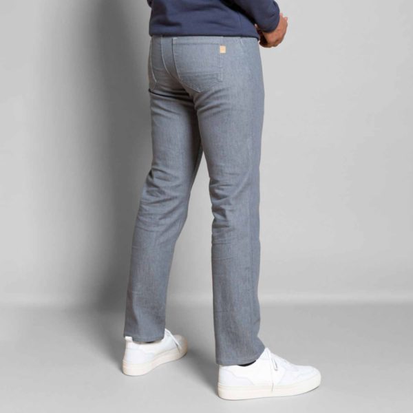 jean confort droit gris porté de trois quart dos