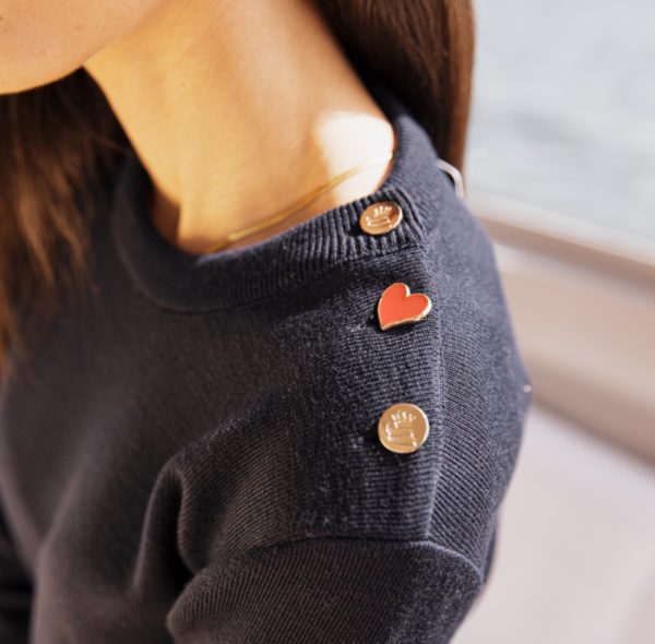 Détail de l'épaule du pull femme LILIA porté. 2 boutons dorés et un bouton coeur