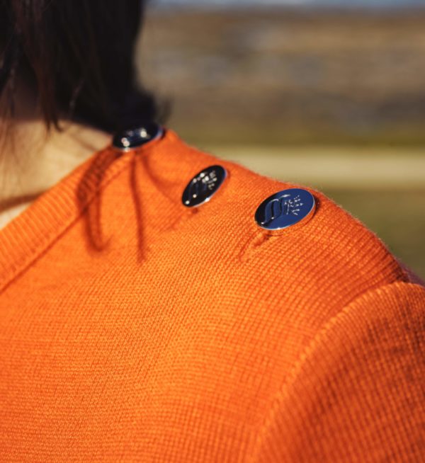 Détail épaule boutonnée du pull femme grande taille ROZEN Orange. Boutons chrome