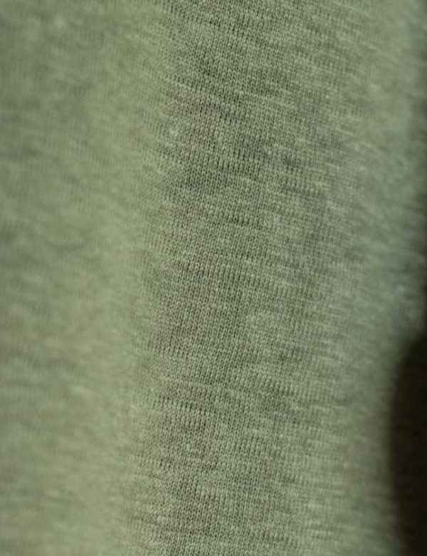 détail de tricotage du jersey lin kaki