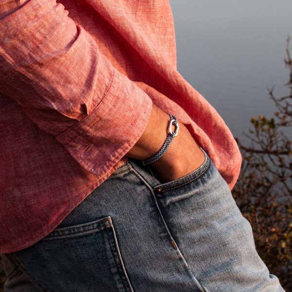 Bracelet LIVARDE porté par un homme en chemise et jean, la main dans la poche, on voit le bracelet