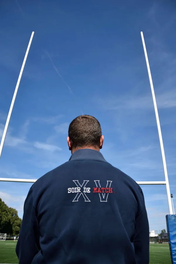 Photo de dos de la veste zippée DIMITRI en face de poteaux de rugby