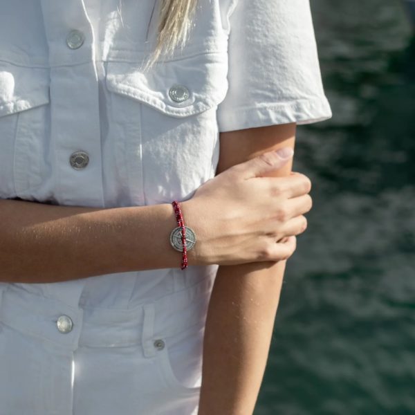 Bracelet Barrani porté par une femme en robe lin blanche à manches courtes sur fond de mer