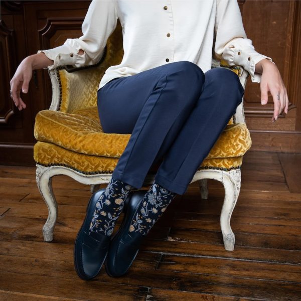 Photo cadrée des chaussettes femme PAON portées par une femme assise. La femme porte des souliers noirs et un pantalon bleu marine