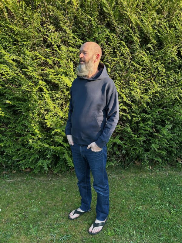 Sweat-Shirt à capuche Marine Au 21 porté en silhouette avec un jean et des tongs